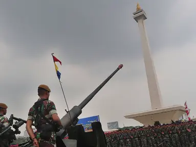 Pasukan Gabungan TNI-Polri mengikuti Apel Kesiapan Natal, Tahun Baru 2019 serta menjelang Pemilu legislasi dan Presiden 2019 di Monas, Jakarta, Jumat (30/11). Apel  diikuti 50.000 personel dari AD, AL, AU dan Polri. (Liputan6.com/Johan Tallo)