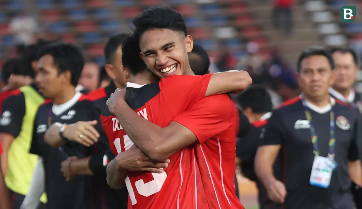 <p>Selebrasi gelandang Timnas Indonesia U-22, Muhammad Taufany (kiri) bersama Marselino Ferdinan setelah berakhirnya laga semifinal cabor sepak bola SEA Games 2023 menghadapi Vietnam di Olympic National Stadium, Phnom Penh, Kamboja, Sabtu (13/5/2023). Timnas Indonesia menang 3-2 dan memastikan lolos ke partai final. (Bola.com/Abdul Aziz)</p>