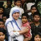 Bunda Teresa dikelilingi anak-anak (ABC News)