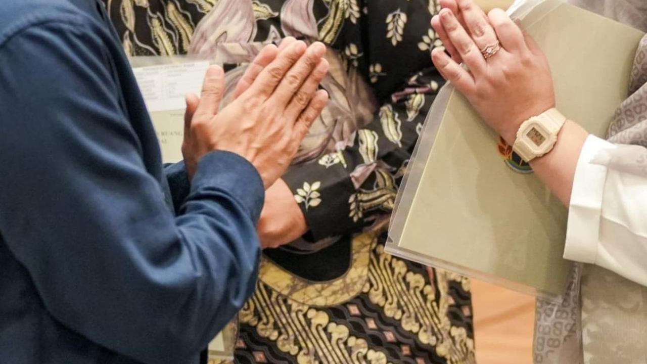 Cegah Sengketa Lahan, Wamen ATR Serahkan Sertifikat Tanah Wakaf untuk 4 Kota di Jabar