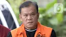 Dirut PT Rudi Jaya, Ibnu Ghopur penyuap Bupati Sidoarjo, Saiful Ilah berjalan akan menjalani pemeriksaan oleh penyidik di Gedung KPK, Jakarta, Selasa (18/2/2020). Ibnu Ghopur diperiksa sebagai tersangka terkait suap proyek infrastruktur di Dinas PUPR Kabupaten Sidoarjo. (merdeka.com/Dwi Narwoko)