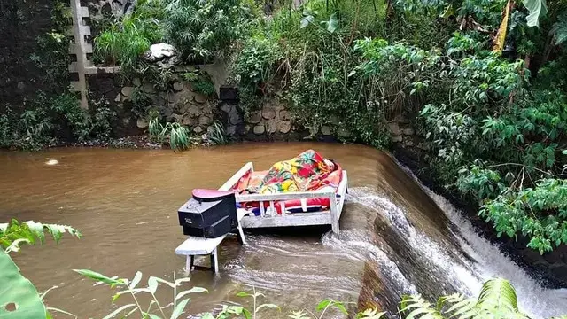 10 Potret Nyeleneh Orang Tidur di Tempat Berbahaya, Ada yang di Tebing