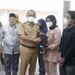 Walikota Cilegon, Helldy Agustian, Saat Memberikan Ijazah Sekolah Ke Siswa. (Selasa, 08/02/2022). (Dokumentasi Pemkot Cilegon).