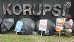 Pekerja dari SP JICT melakukan aksi unjuk rasa di depan Gedung KPK,Jakarta, Selasa (12/3). Mereka mendesak kepada KPK untuk mengusut tuntas kasus korupsi perpanjangan kontrak JICT kepada investor Hong Kong, Hutchison Port. (merdeka.com/Dwi Narwoko)