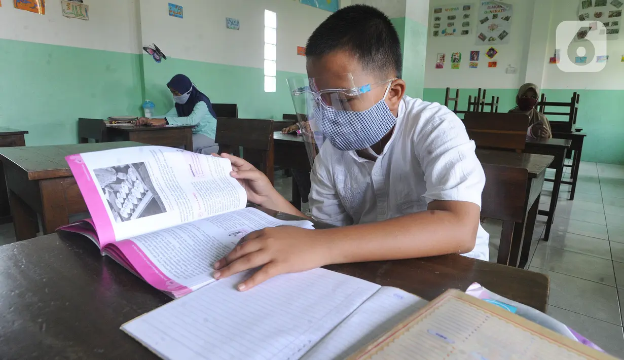 Murid mengikuti sekolah tatap muka di SDIT Nurul Amal, Pondok Cabe, Tangerang Selatan, Banten, Senin (16/11/2020).  Proses belajar secara tatap muka atau luring ini merupakan uji coba dengan menggunakan assessment pembatasan jumlah murid. (merdeka.com/Arie Basuki)