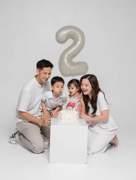 Perayaan ulang tahun Shafanina ini didekor dengan simpel hanya dengan balon angka dua, tetapi sangat manis. Kue ulang tahunnya juga tidak berlebihan, namun membuat Shafanina bahagia merayakan ulang tahunnya kali ini. Ini adalah momen detik-detik ketika Shanin akan meniup lilin. Usianya genap dua tahun, anak kedua Tasya Kamila dan Randi Bachtiar ini makin aktif dan pintar. (Liputan6.com/IG/@tasyakamila)