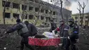 <p>Pekerja dan relawan darurat Ukraina membawa seorang wanita hamil yang terluka dari rumah sakit bersalin yang rusak akibat serangan udara di Mariupol, Ukraina (9/2/2022). (AP Photo/Evgeniy Maloletka)</p>