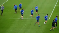 Pemain FC Schalke 04 melakukan pemanasan selama sesi pelatihan di Gelsenkirchen, Jerman, Rabu, (29/4/2020). Meski ada larangan pertemuan besar hingga Agustus untuk melawan pandemi Covid-19, para pejabat sepakbola berharap untuk memulai kembali liga tanpa penonton di bulan Mei. (AP/Martin Meissner)