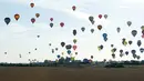Ratusan balon mengudara di langit pangkalan udara Chambley-Bussieres, Perancis, (26/7/2015). Festival 'Lorraine Mondial Air Ballons' sudah ada sejak 1989 rutin digelar setiap tahun selama sepuluh hari. (AFP/JEAN-CHRISTOPHE VERHAEGEN)