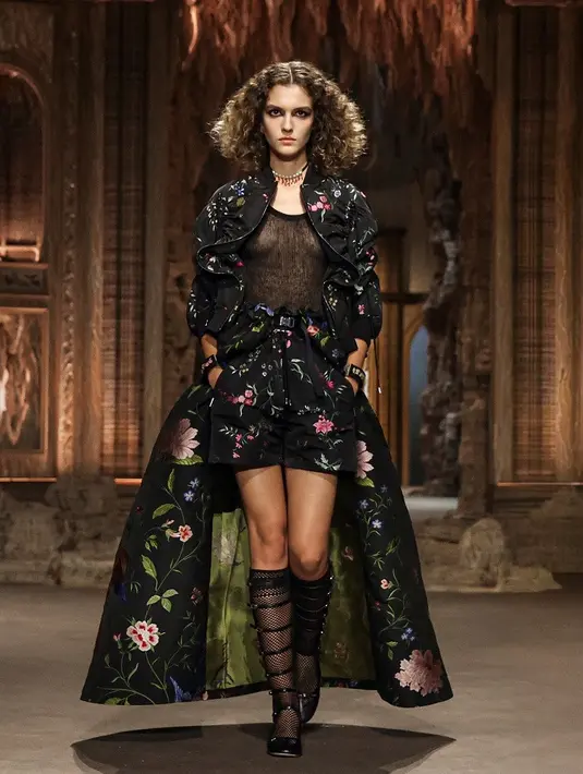 Bordir tiga dimensi tampak disematkan pada pakaian berenda halus, namun tetap menjaga modernitas. (Dok/DIOR).