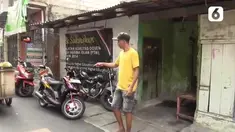 Seorang warga jadi korban penjambretan saat menerima telepon di pinggir jalan kawasan Kemayoran, Jakarta Pusat. Aksi pelaku terekam CCTV dan viral di media sosial, jadi pengingat agar masyarakat lebih waspada saat menggunakan ponsel di tempat umum.