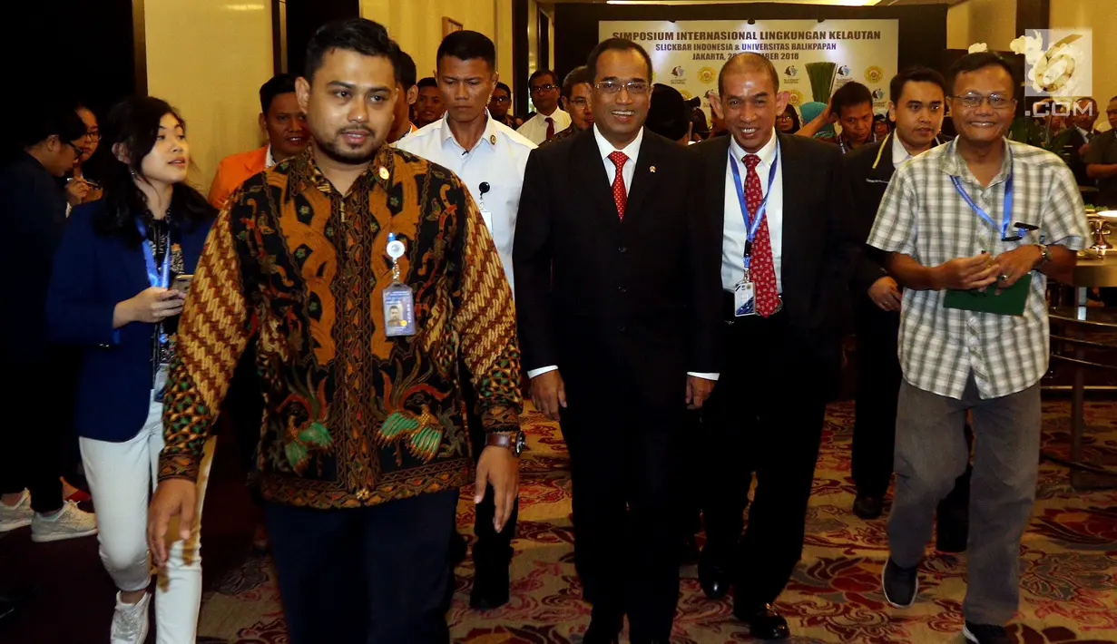 Menteri Perhubungan Budi Karya Sumadi saat menghadiri pembukaan Simposium Internasional Lingkungan Kelautan di Jakarta, Rabu (28/11). Kegiatan itu bertema Mendukung Kelestarian Laut Indonesia Menjunjung Martabat Bangsa. (Liputan6.com/Johan Tallo)