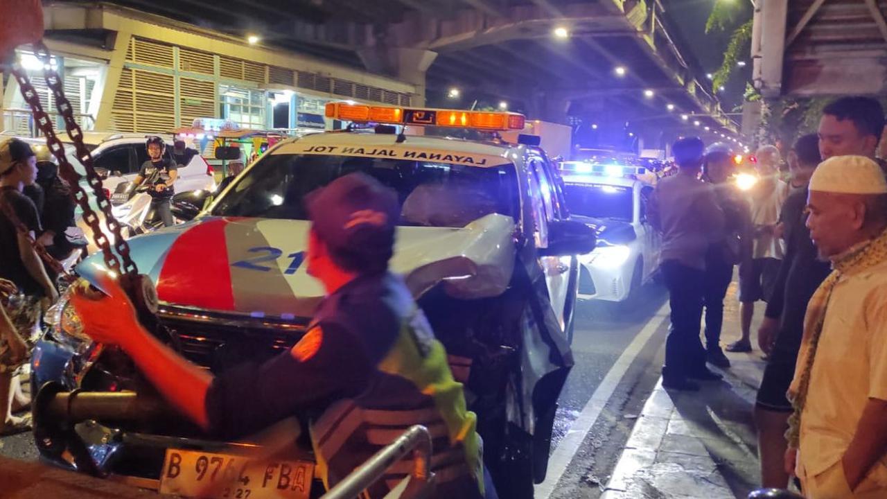 Kemudian terlihat sejumlah petugas mengamankan lokasi. Dalam unggahan media sosial tersebut tertulis dalam narasi mobil dengan nomor 210 itu dibawa kabur seorang wanita.