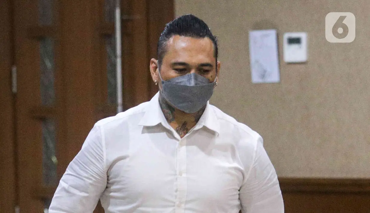 Terdakwa I Gede Ari Astina atau Jerinx SID bersiap menjalani sidang lanjutan kasus pengancaman pada Adam Deni di PN Jakarta Pusat, Jakarta, Senin (14/2/2022).  "Setelah kasus ke dua ini saya ingin tobat," kata Jerinx sebelum sidang di Pengadilan Negeri Jakarta Pusat. (Liputan6.com/Herman Zakharia)