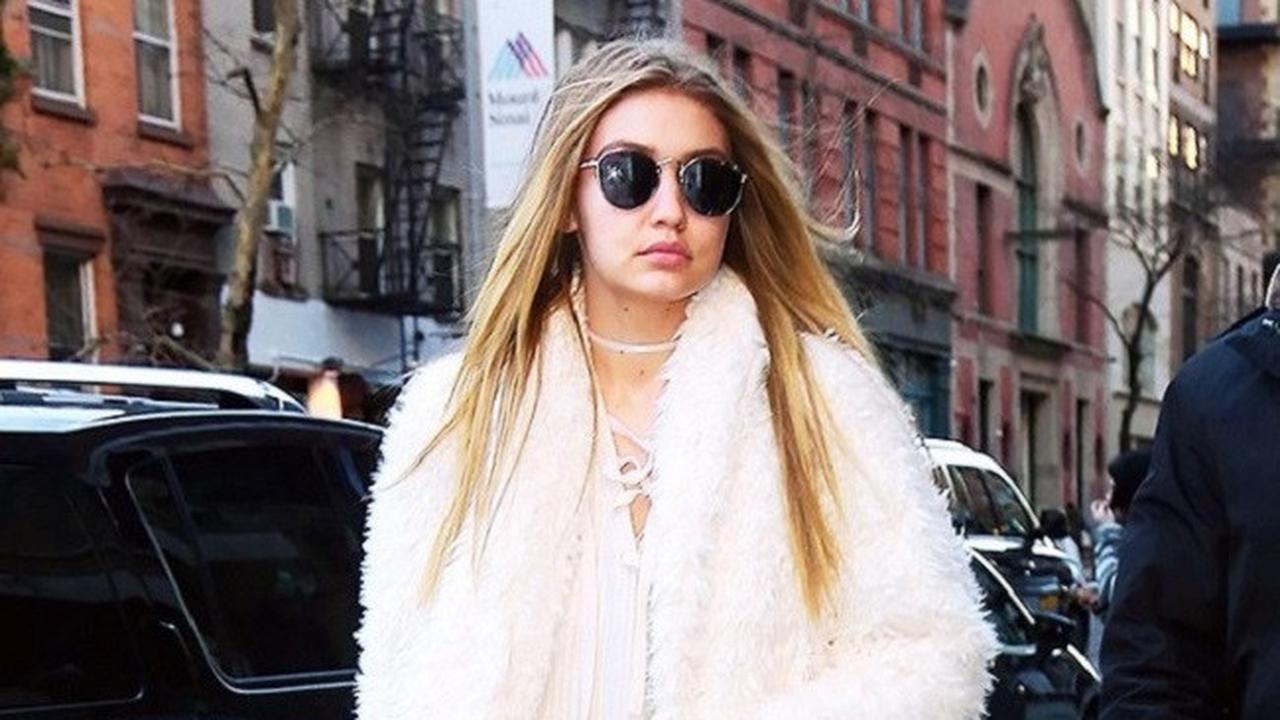Pose Sensual Gigi Hadid Tanpa Atasan di Sebuah Majalah Fashion