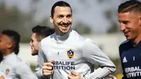 Mantan Striker Manchester United, Zlatan Ibrahimovic, melakukan latihan saat perkenalan oleh LA Galaxy di StubHub Center, AS, Sabtu (30/3/3028). LA Galaxy menjadi klub kesembilan sepanjang karier pria Swedia ini. (AP/Ringo H.W. Chiu)