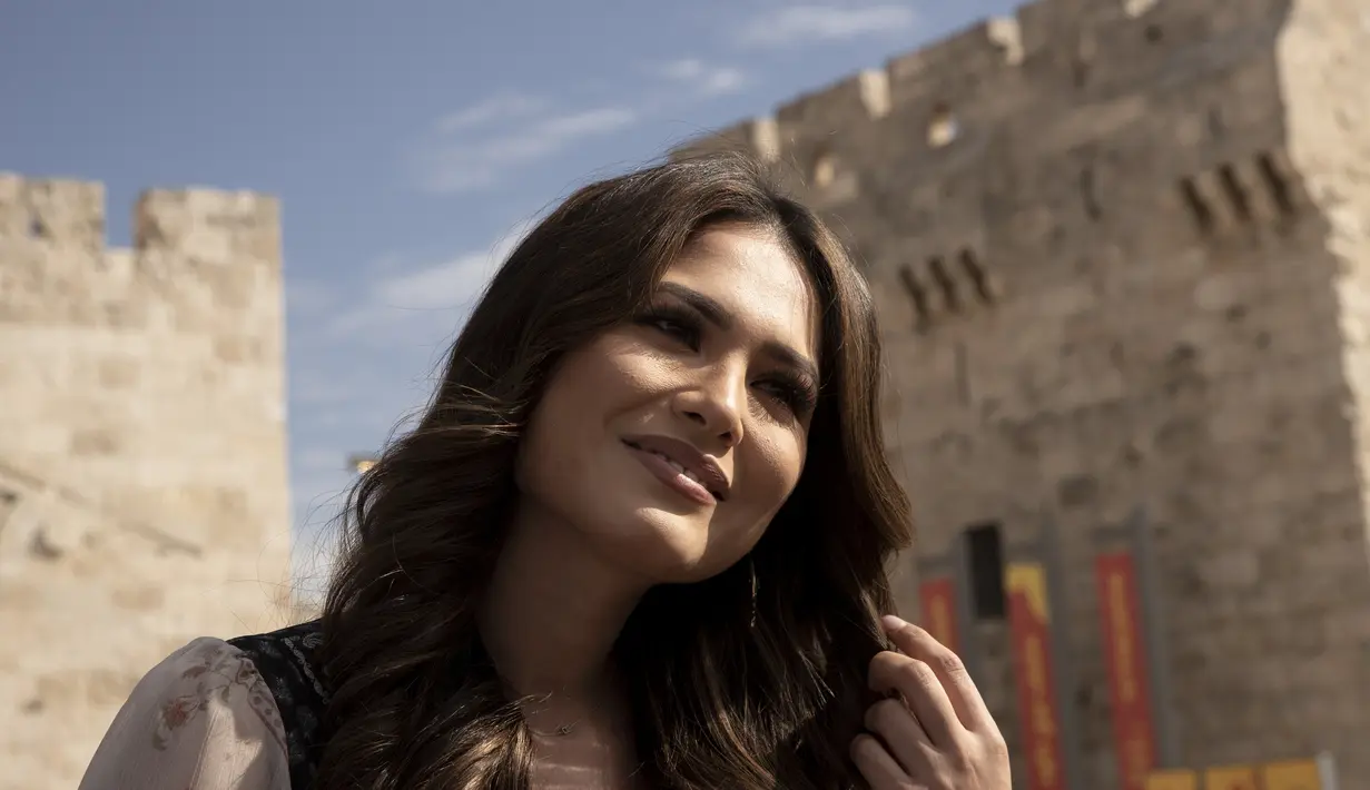Miss Universe 2020 dari Meksiko Andrea Meza berbicara selama wawancara sebelum berkeliling Kota Tua Yerusalem, Rabu (17/11/2021). Organisasi Miss Universe mengumumkan bahwa Miss Universe 2021 akan dilaksanakan di Eliat, Israel, pada Desember 2021. (AP Photo/Maya Alleruzzo)