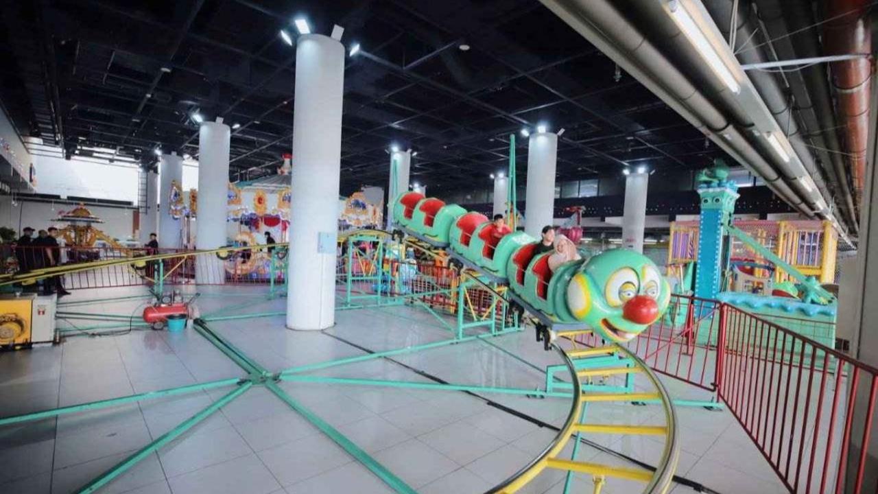 Kereta Roller Coaster Berbentuk Ulat Lucu