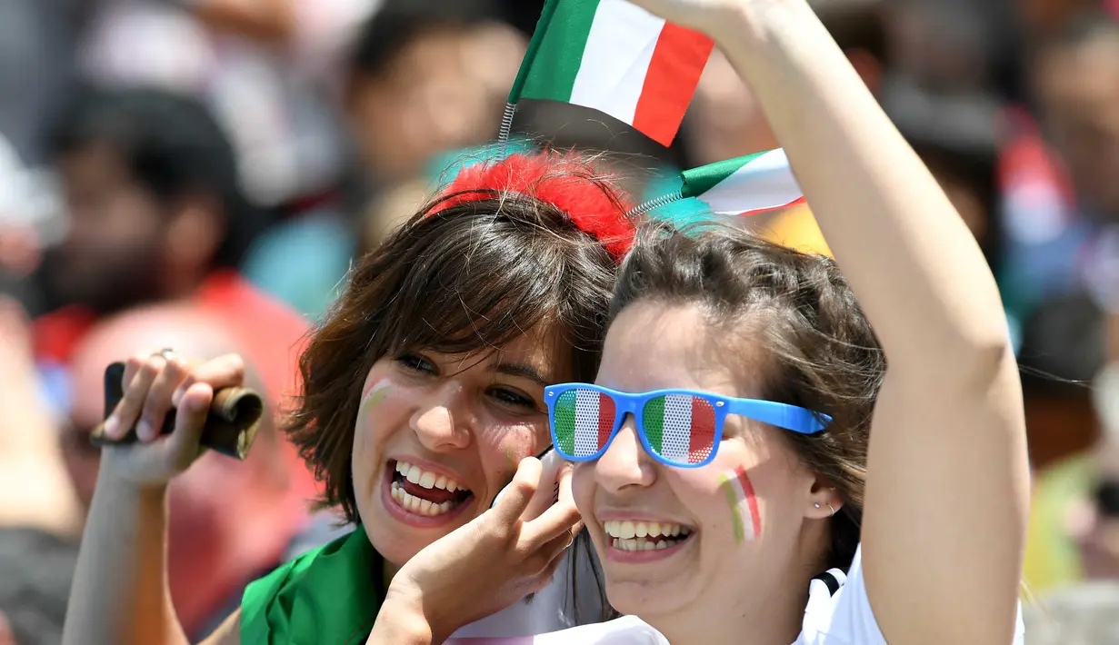 Dua suporter cantik asal Italy memberikan semangat  kepada timnya saat melawan Swedia pada laga grup E Euro Cup 2016 di Stadion Municipal, Toulouse, Jumat (17/6/2016) WIB. (AFP/Vincenzo Pinto)