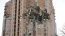 Sebuah gedung apartemen rusak setelah serangan roket di kota Kyiv, Ukraina, Sabtu (26/2/2022). Pasukan Rusia menyerbu ke arah ibukota Ukraina Sabtu, dan pertempuran jalanan pecah saat pejabat kota mendesak penduduk untuk berlindung. (AP Photo/Efrem Lukatsky)