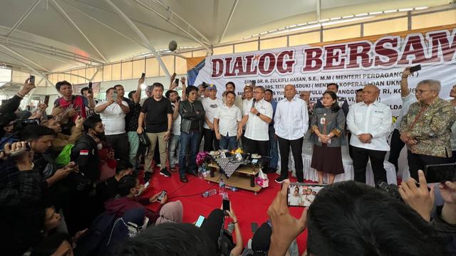 Menteri Perdagangan (Mendag) Zulkifli Hasan, Menteri Koperasi dan UMKM Teten Masduki dan Politikus PDIP Adian Napitupulu.