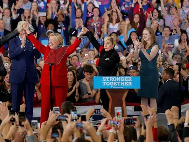 Capres AS dari Partai Demokrat, Hillary Clinton bersama penyanyi Lady Gaga dan Jon Bon Jovi saat kampanye di Releigh, North Carolina, AS (8/11). Pilpres AS 2016 diadakan pada 8 November 2016 dan menjadi pilpres empat tahunan ke-58. (REUTERS/Chris Keane)