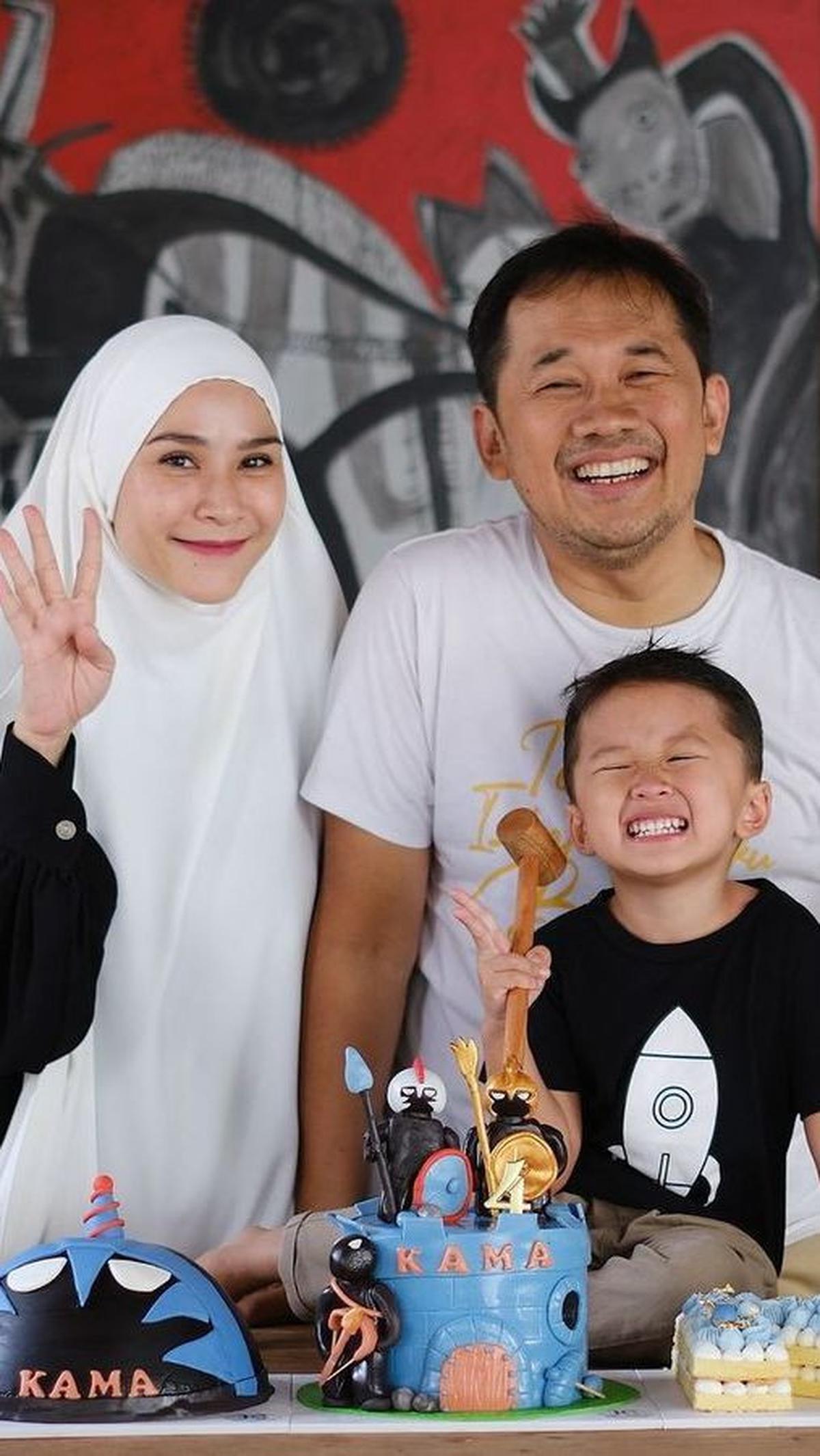 "mulai jam 20.00 setelah nebu kok dia tidurnya ga nyaman, bangun terus, ngigo, akhirnya setelah cek saturasi bener aja ga bagus sampai 89," tulis Zaskia Adya Mecca.
