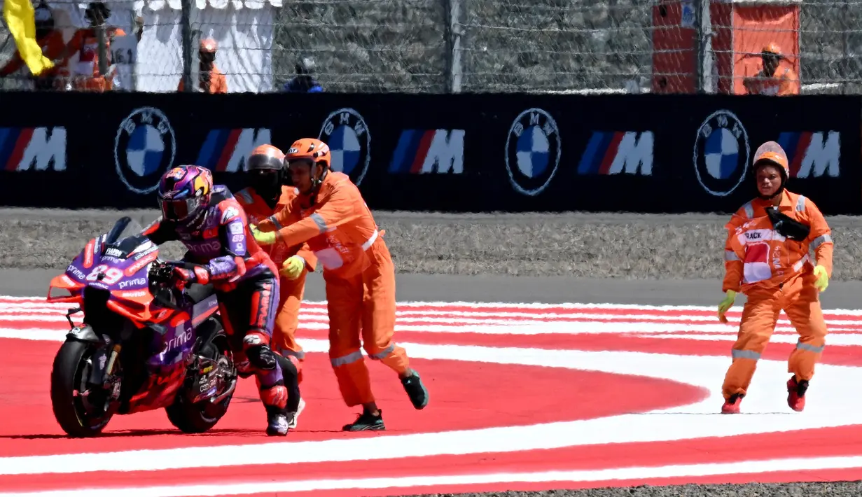 Jorge Martin tampil dominan di posisi terdepan sepanjang sesi kualifikasi 2 MotoGP Indonesia 2024. (SONNY TUMBELAKA/AFP)