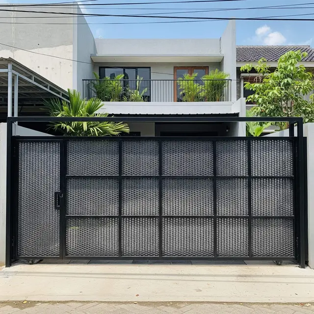 Pagar Rumah dari Besi Daur Ulang tapi Tetap Mewah