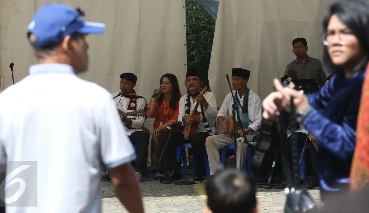 Warga yang akan mencoblos dihibur oleh kelompok Keroncong Tugu di TPS 04 Gambir, Jakarta Pusat, Rabu (19/4). Sekelompok pemusik keroncong dihadirkan di depan TPS untuk menghibur warga yang mencoblos pada Pilkada DKI 2017. (Liputan6.com/Angga Yuniar)