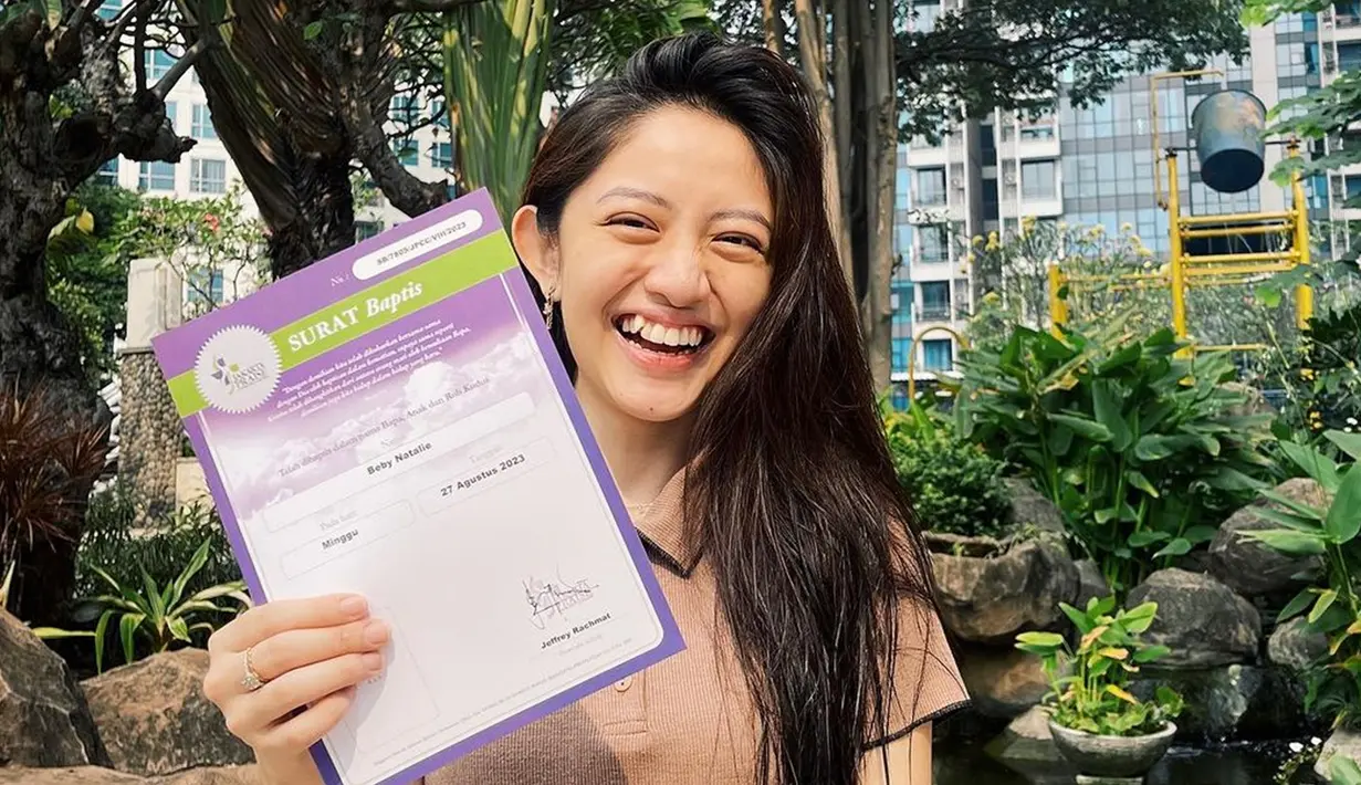 Terlihat di surat baptisnya, Natalie Zenn telah menjalani pembaptisan pada 27 Agustus 2023. Namun momen pembaptisannya baru diunggah oleh Natalie Zenn pada 18 September 2023. Tak sedikit netizen yang salah fokus jika ternyata momen pembaptisan Natalie diunggah satu bulan kemudian. Selain keyakinan untuk dibaptis, membagikan kabar bahagia bahwa ia telah dibaptis juga harus dengan keyakinan. (Liputan6.com/IG/@nataliezenn24)