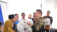 Jaksa Agung ST Burhanuddin beserta jajaran Kejaksaan RI melaksanakan kegiatan bakti sosial untuk masyarakat terdampak banjir di wilayah Bekasi, Jawa Barat. (Foto: Kejagung)