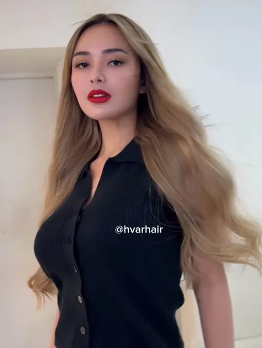 Amanda menyempurnakan penampilannya dengan pulasan makeup bold yang berfokus pada aplikasi lipstik merah merona pada bibirnya.  [@amandamanopo]