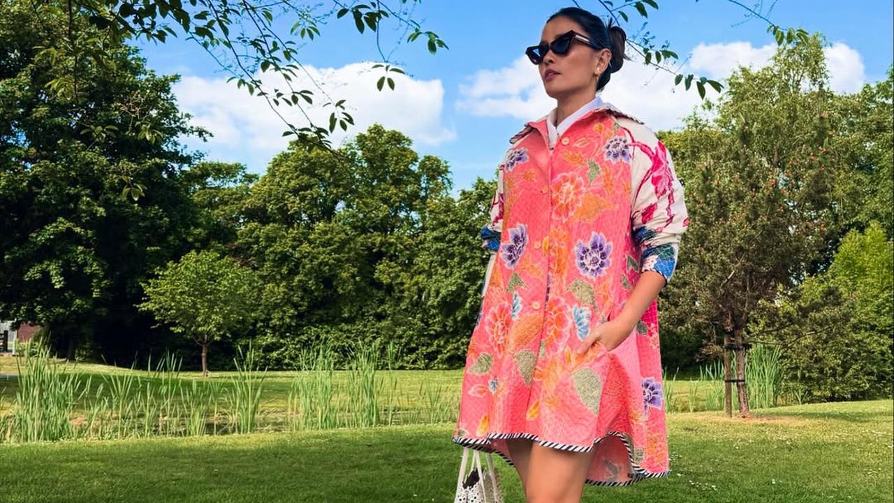 Pesona Titi Radjo Padmaja saat Kenakan Batik dengan Berbagai Model, Super Elegan dan Kasual