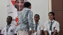 Sebanyak 68 Pasukan Pengibar Bendera Puasaka (Paskibraka) yang telah lolos seleksi ikuti pendalaman materi di Gedung PP-PON Menpora Cibubur, Jakarta, Rabu (27/7). (Liputan6.com/Yoppy Renato)