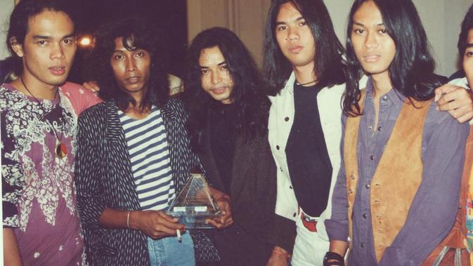 Potret Lawas Ahmad Dhani Bersama Teman (Sumber: Instagram/ahmaddhaniofficial)
