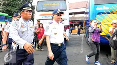 Menteri Perhubungan Ignasius Jonan melakukan pemeriksaan mendadak ke Terminal Kp.Rambutan, Jakarta, Jumat (10/7/2015).  Kedatangan Jonan untuk mengecek kesiapan layanan angkutan mudik Lebaran 2015. (Liputan/Yoppy Renato)