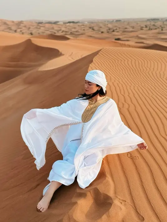 Ia mengenakan kaftan berwarna putih yang dipadukan dengan sorban khas Timur Tengah. Well, di antara gaya liburan Felicya, mana yang jadi favoritmu? [@felicyangelista_]