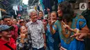 Bakal Calon Presiden PDI Perjuangan Ganjar Pranowo saat blusukan di pemukiman padat penduduk di Pademangan Barat, Jakarta Utara, Minggu (25/6/2023). (Liputan6 com/Angga Yuniar)