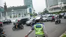 Polisi mengatur kemacetan lalu lintas di Jalan MH Thamrin, Jakarta, Kamis (15/4/2021). Penumpukan kendaraan pada jam menjelang buka puasa menyebabkan terjadinya kemacetan di sejumlah ruas jalan di Ibu Kota. (Liputan6.com/Faizal Fanani)