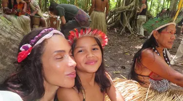 Ines Rau, bersama anak-anak di Hutan Amazon dari suku Shanenawa merasakan cinta tanpa syarat dari mereka. (Foto: Instagram/@supa_ines)