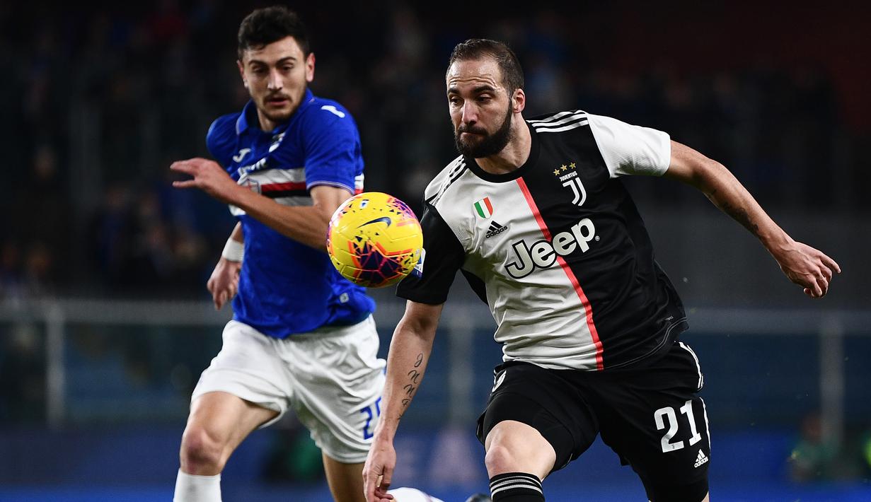 Striker Juventus, Gonzalo Higuain, berebut bola dengan dengan bek Sampdoria, Alex Ferrari, pada laga Serie A 2019 di Stadion Luigi Ferraris, Rabu (18/12). Juventus menang 2-1 atas Sampdoria. (AFP/Marco Bertorello)