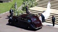 Meghan Markle turun dari mobil saat akan melangsungkan upacara pernikahan dengan Pangeran Harry di St George's Chapel, Kastil Windsor, Windsor, Inggris, Sabtu (19/5). (Andrew Matthews/POOL/AFP)