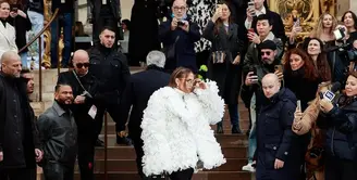 Jennifer Lopez menggebrak show haute couture Schiaparelli di  Paris Fashion Week 2024 [@jlo]