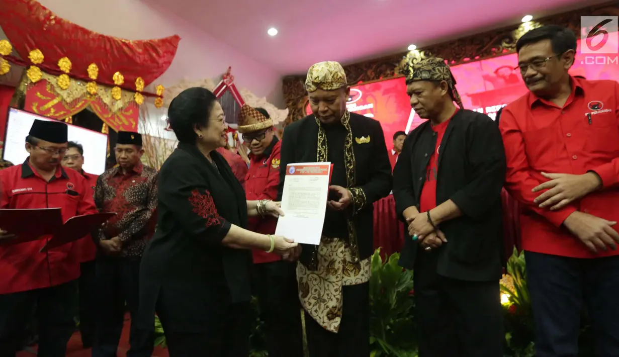 Ketum PDIP Megawati Soekarnoputri memberikan surat mandat kepada pasangan TB Hasanuddin dan Anton Charliyan sebagai bakal calon gubernur dan wakil gubernur di Pilkada Jabar 2018, Jakarta, Minggu (7/1). (Liputan6.com/Faizal Fanani)