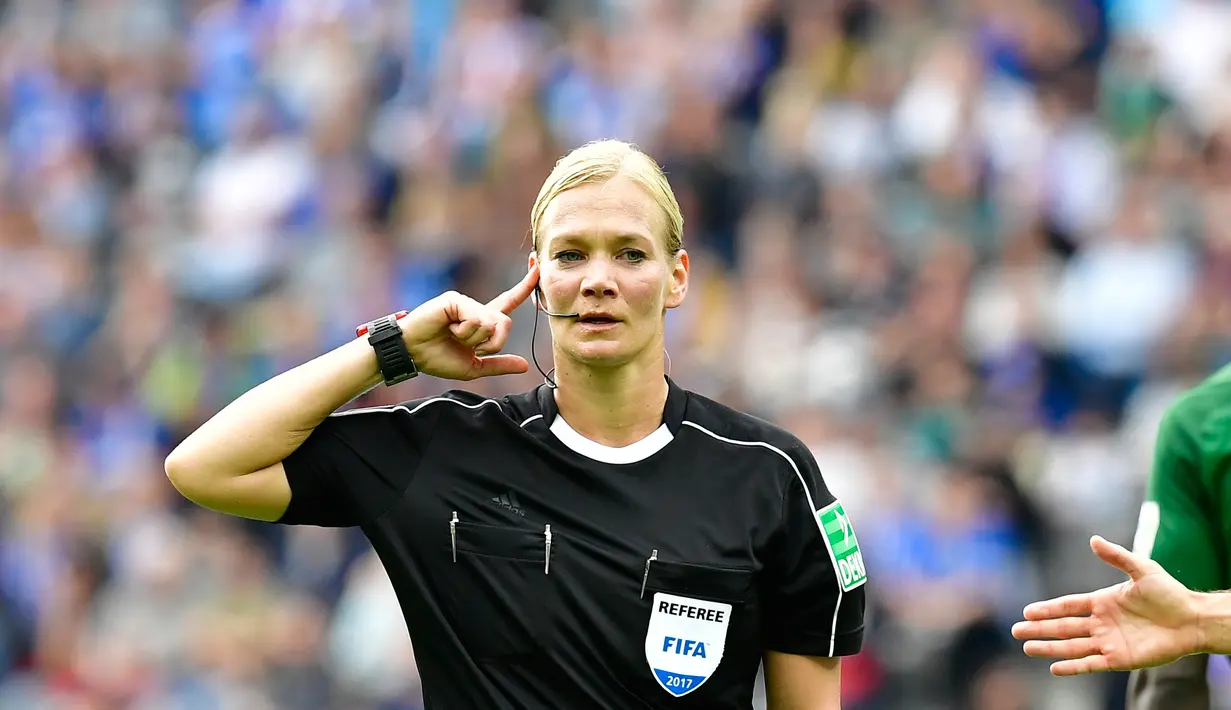 Wasit wanita, Bibiana Steinhaus saat memimpin pertandingan Bundesliga Jerman di Berlin (10/9). Steinhaus bertugas sebagai wasit saat Hertha Berlin dan Werder Bremen bermain imbang 1-1. (AFP Photo/Tobias Schwarz)