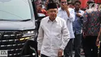 Sejumlah tokoh dan pejabat berdatangan untuk menyampaikan duka cita ke pihak keluarga Wakil Presiden ke-9 Republik Indonesia Hamzah Haz di rumah duka, Kawasan Tegalan, Matraman, Jakarta, Rabu (24/7/2024). Diantaranya, Wakil Presiden RI ke-10 dan 12 Jusuf Kalla. (Liputan6.com/Angga Yuniar)