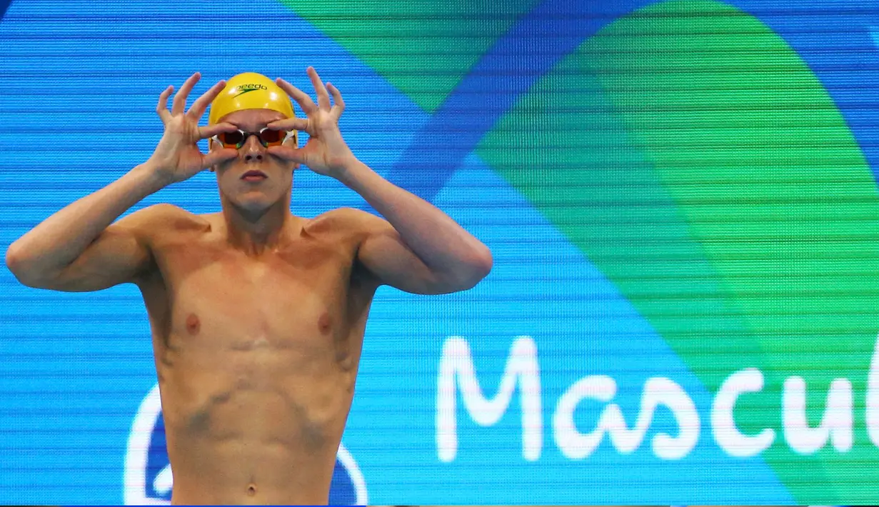 Perenang pria asal Australia, Mitch Larkin bersiap untuk bertanding di kategori gaya punggung 100 meter pada Olimpiade Rio de Janeiro 2016 di Olympic Aquatics Stadium, Brasil (7/8). (REUTERS / David Gray)