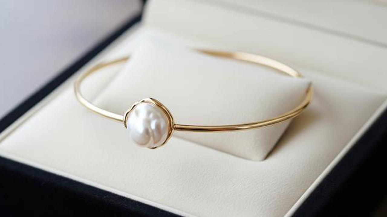 8 Tren Gelang Emas Bangle Tipis 2026 untuk Ibu Usia 50 Tahun yang Suka Tampilan Rapi, Mewah Elegan
