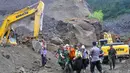 Petugas mengevakuasi korban tanah longsor di Magelang, Senin (18/12). Menurut pejabat setempat, delapan penambang tewas akibat longsor di lereng gunung berapi di pulau Jawa. (AFP Photo)